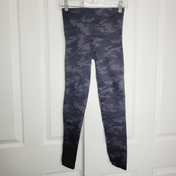 SPANX Pants - Spanx Look At Me Now Black Green Camo Print Cropped Compression Leggings Size M